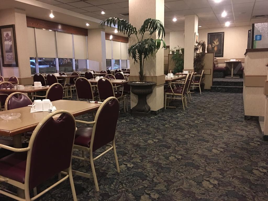 St. Albert Inn & Suites Saint Albert エクステリア 写真